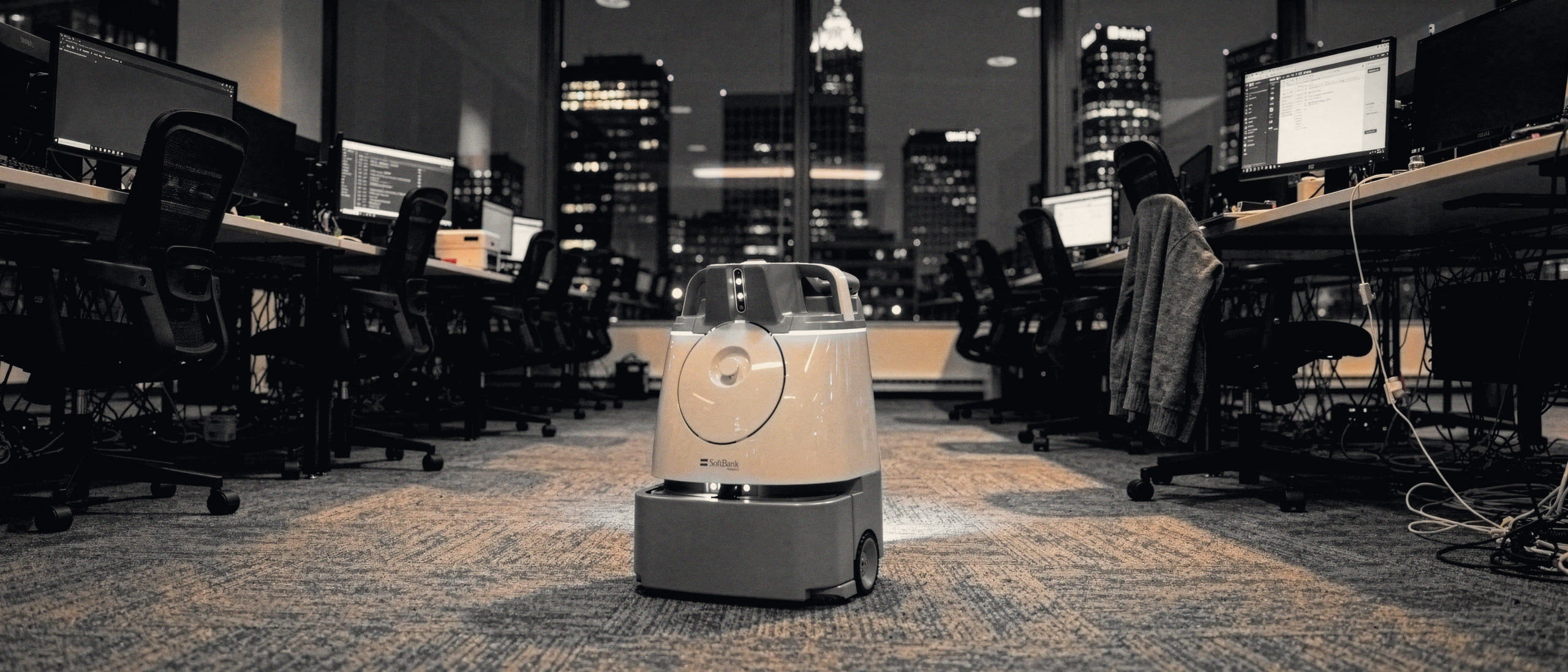 Autonomer Reinigungsroboter im Einsatz — Büros